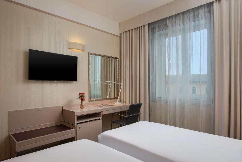Standard Double or Twin Room image 3
