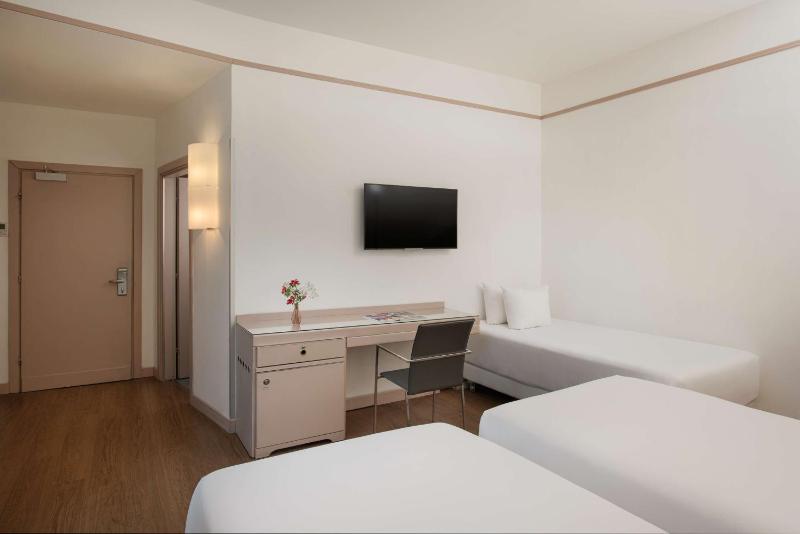 Standard Triple Room image 3