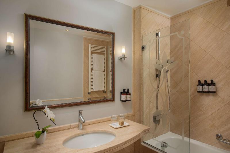 Standard Triple Room image 4