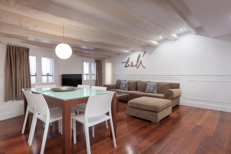Deluxe Apartment image 2