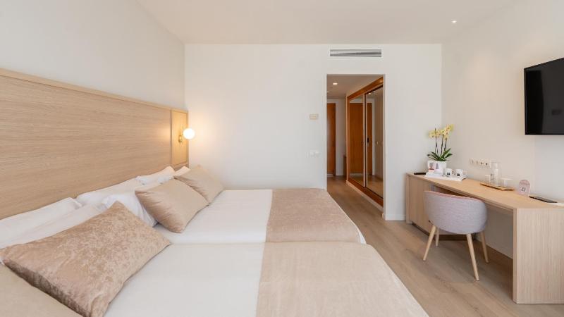 Double or Twin Room with Terrace image 3