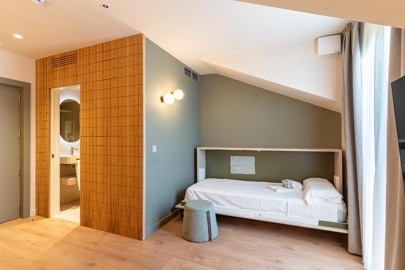 Superior Triple Room image 3
