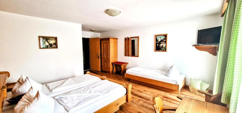 Double Room with Extra Bed image 4
