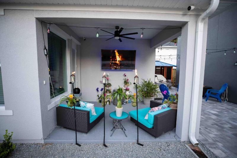 Downtown Orlando’s Modern Zen Home with Hot Tub - image 5