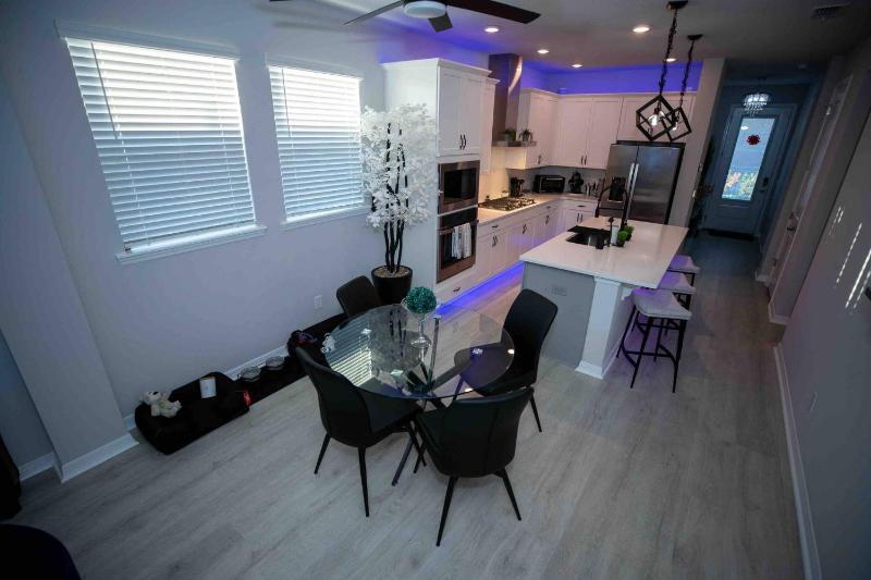 Downtown Orlando’s Modern Zen Home with Hot Tub - image 13