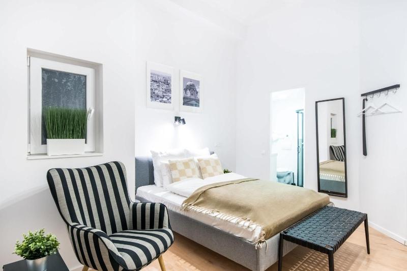 Very Central Cozy & Modern Studio - image 1