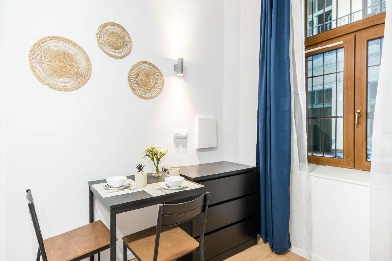 Very Central Cozy & Modern Studio - image 2