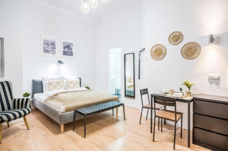 Very Central Cozy & Modern Studio - image 9