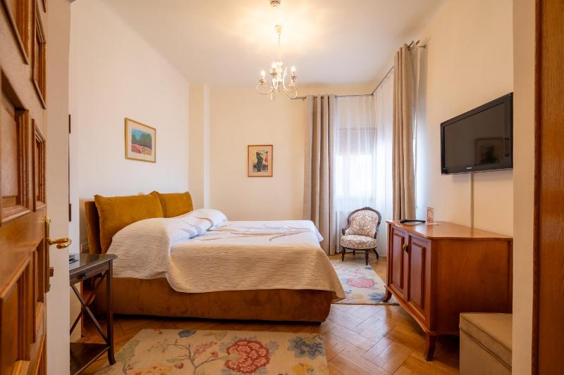 Double Room upper floors no elevator image 4