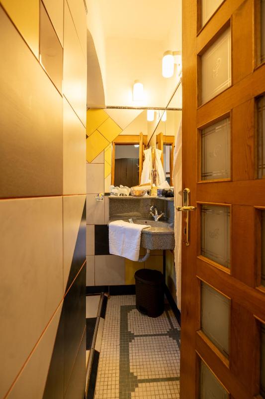 Double Room upper floors no elevator image 3