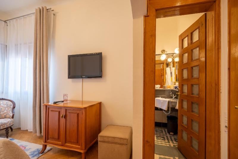 Double Room upper floors no elevator image 2