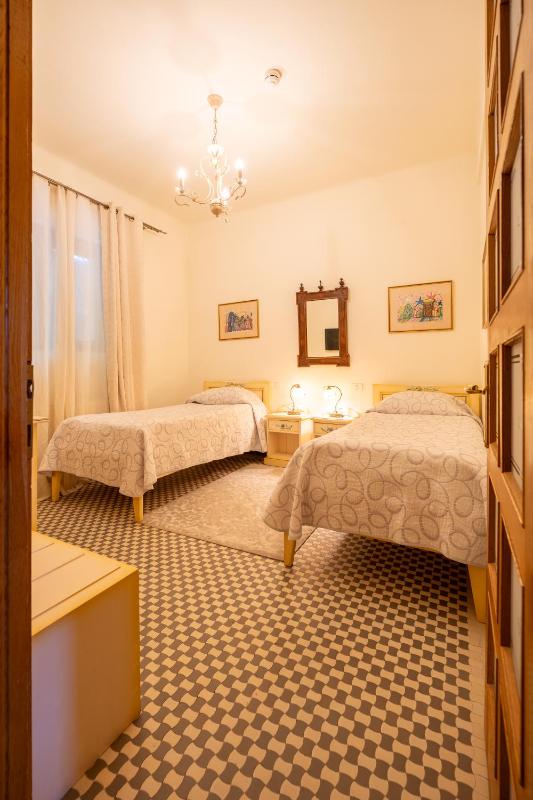 Twin Room upper floors no elevator image 1