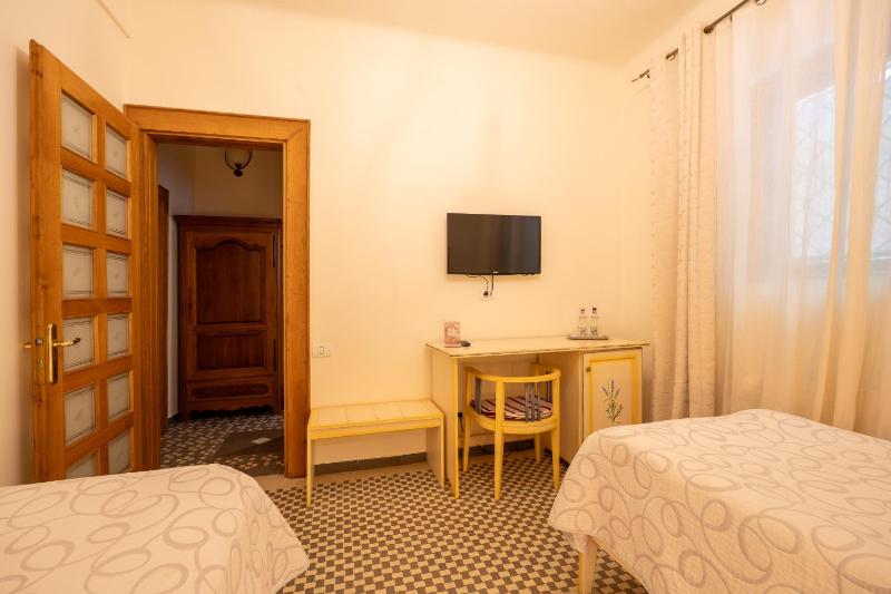 Twin Room upper floors no elevator image 3