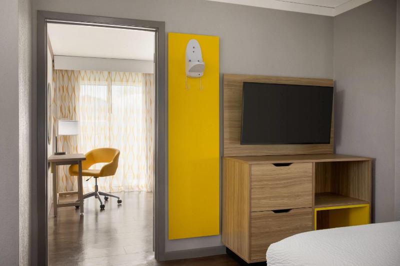 Studio Suite with 2 Queen Beds and 1 King Bed, Non-Smoking image 4