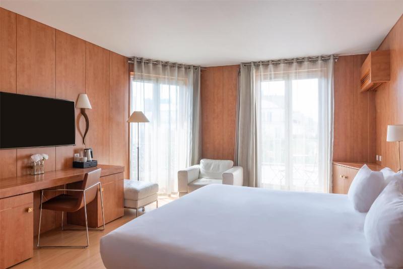 Deluxe King Room image 4