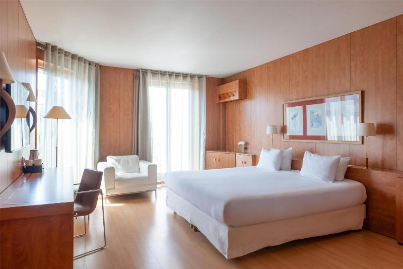 Deluxe King Room image 1