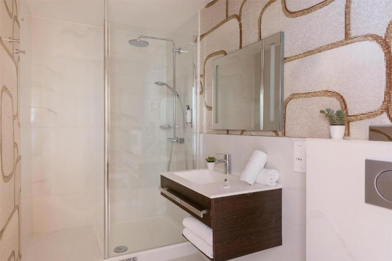 Deluxe King Room image 2
