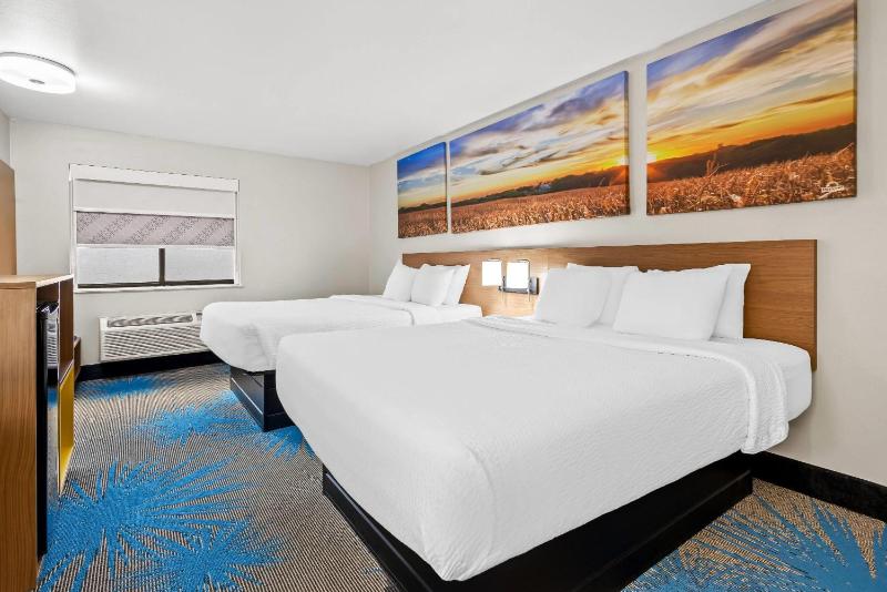 Queen Room with Two Queen Beds - Non-Smoking image 3