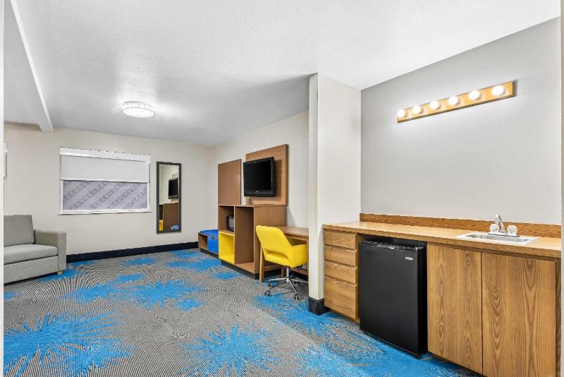 Queen Room - Disability Access- Non-Smoking image 3