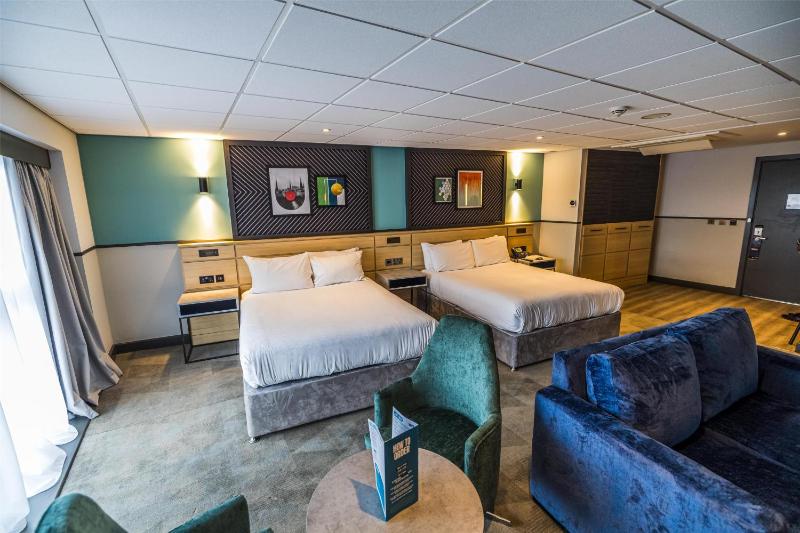 Family Queen Room with Two Queen Beds and Sofa Bed image 1