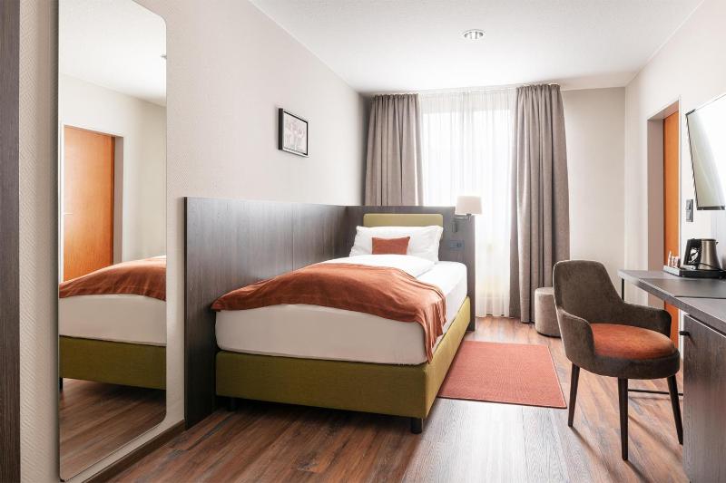 Single Room with Single Bed image 4