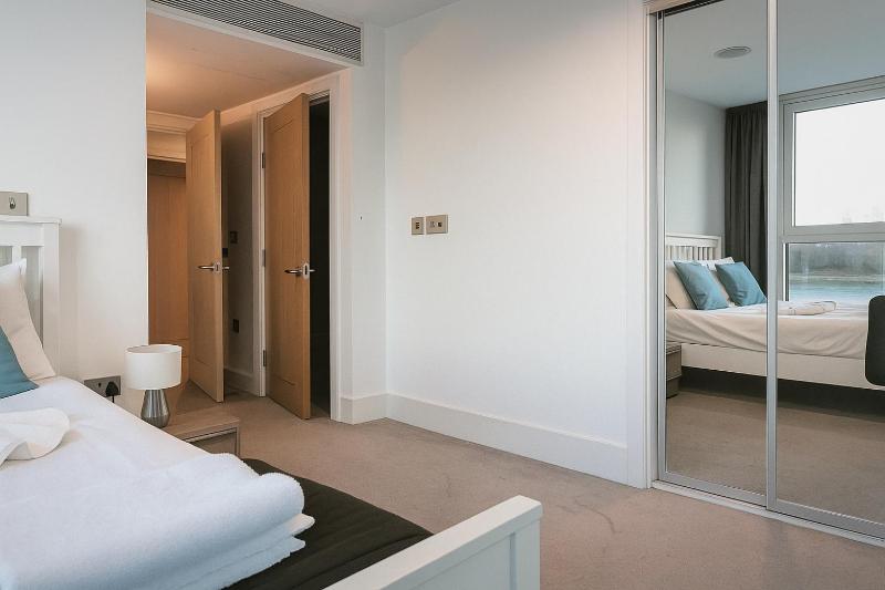 Deluxe Two-Bedroom Apartment image 4