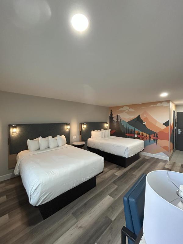 Queen Room with Two Queen Beds - Non-Smoking image 4