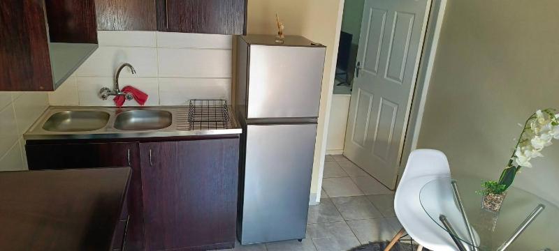 Veelux Self Catering Unit-WiFi-Netflix - image 12