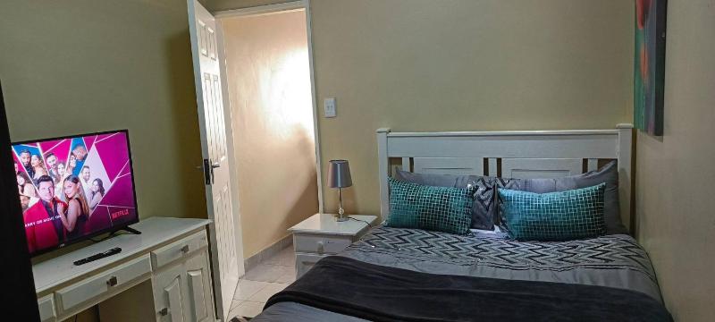 Veelux Self Catering Unit-WiFi-Netflix - image 11