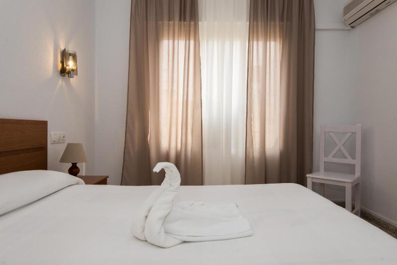 Twin Room image 3