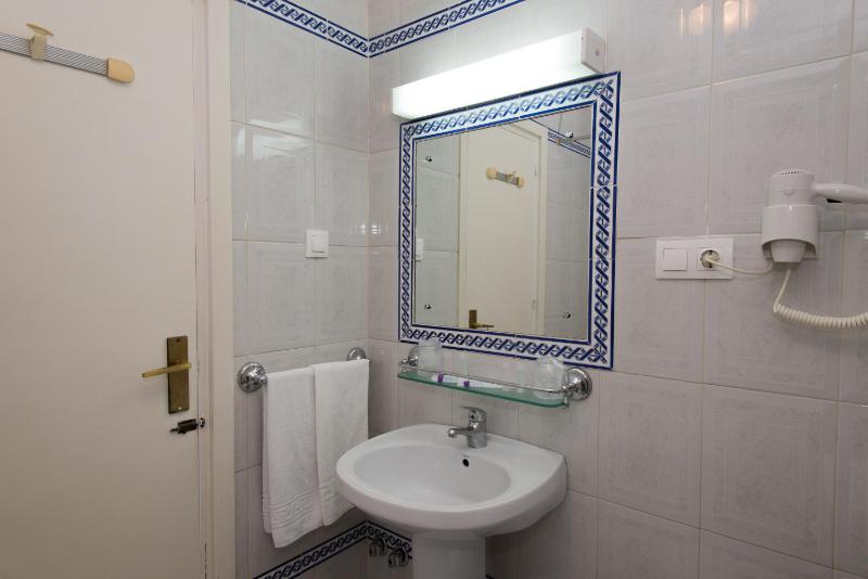 Twin Room image 2