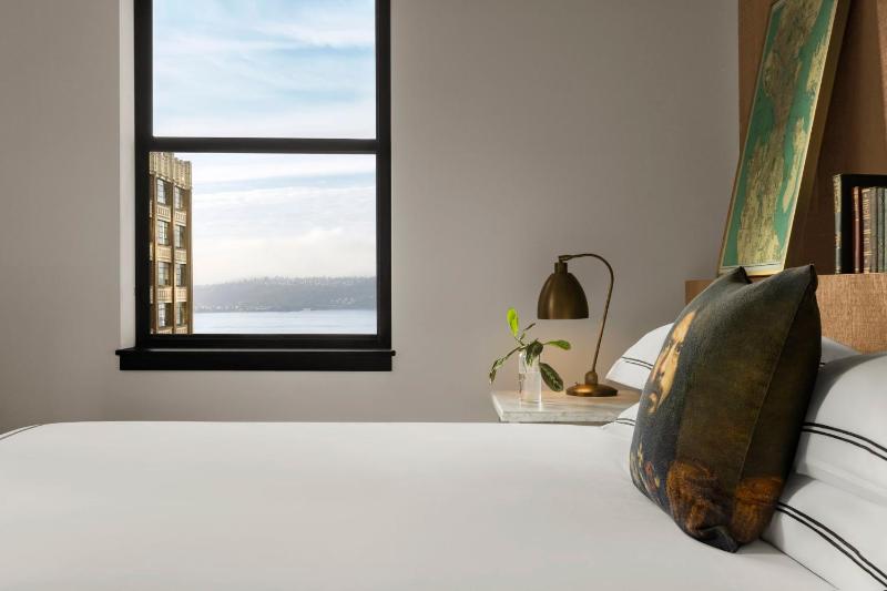 One-Bedroom King Spa Suite image 4