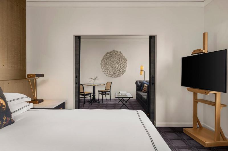 One-Bedroom King Spa Suite image 4