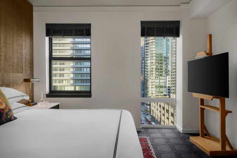 King Room with City View image 2
