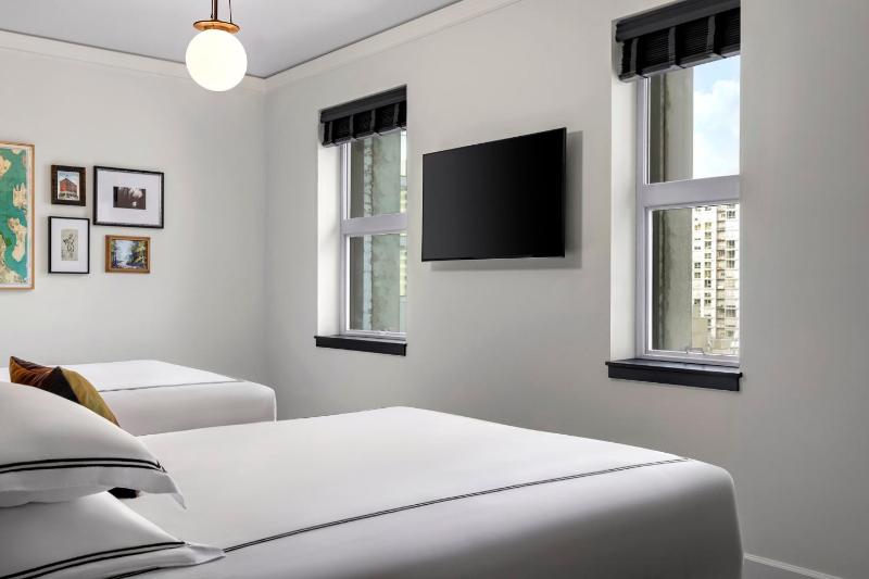 Queen Room with Two Queen Beds and Mobility Accessible Tub image 4