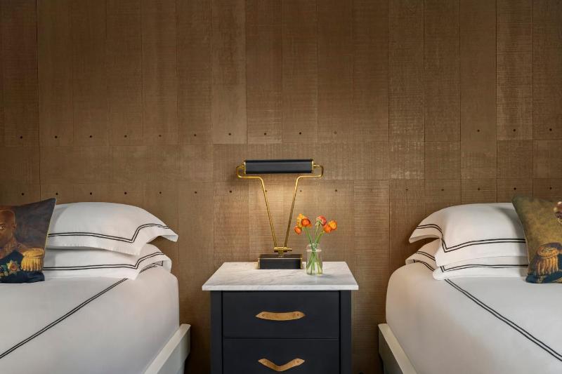 Queen Room with Two Queen Beds and Mobility Accessible Tub image 2