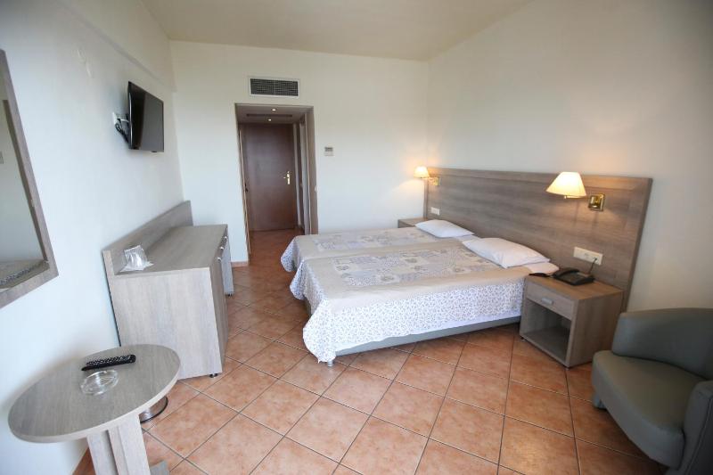 Triple Room with City View image 4