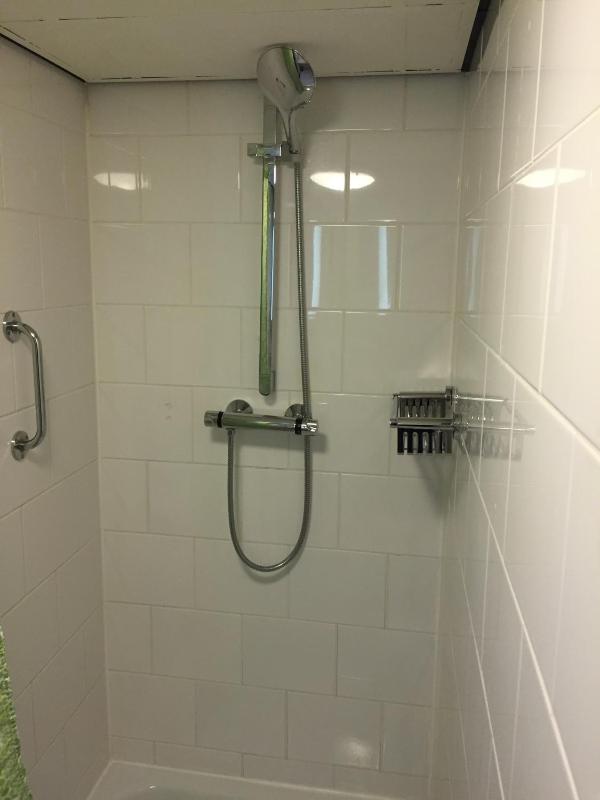 Budget Twin Room without Window image 4