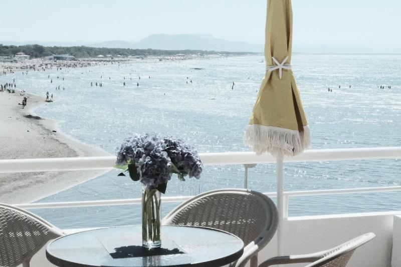 Studio with Balcony and Sea View image 3