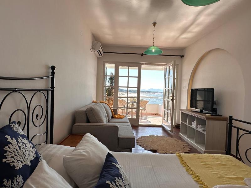Studio with Sea View (3 Adults) image 2