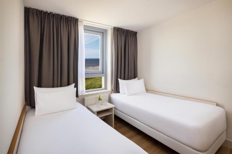Standard Quadruple Room with Sea View image 3