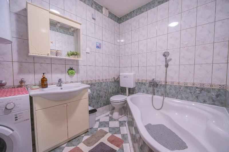 Apartments by the sea Baska Voda Makarska - 12714 - image 2