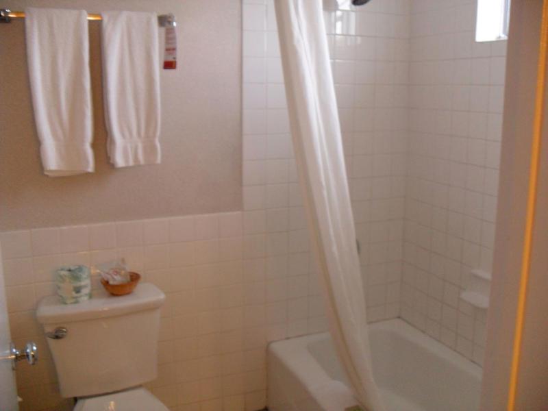 King Room - Non-Smoking image 3