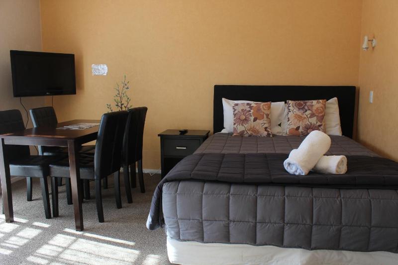 Malones Spa Motel - image 10