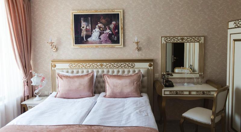 Double or Twin Room with Bath and Free Underground Parking image 1