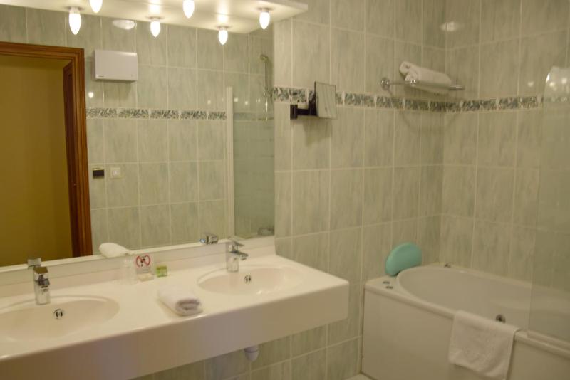 Double Room image 4