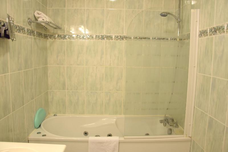 Twin Room image 4