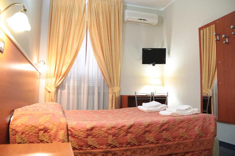 Economy Double Room image 2