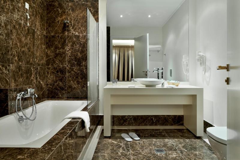 Deluxe Suite image 3