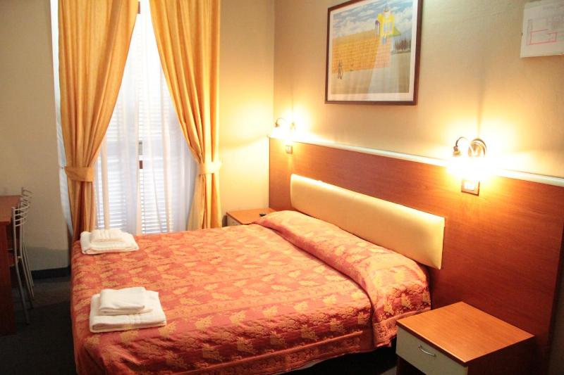 Economy Double Room image 4